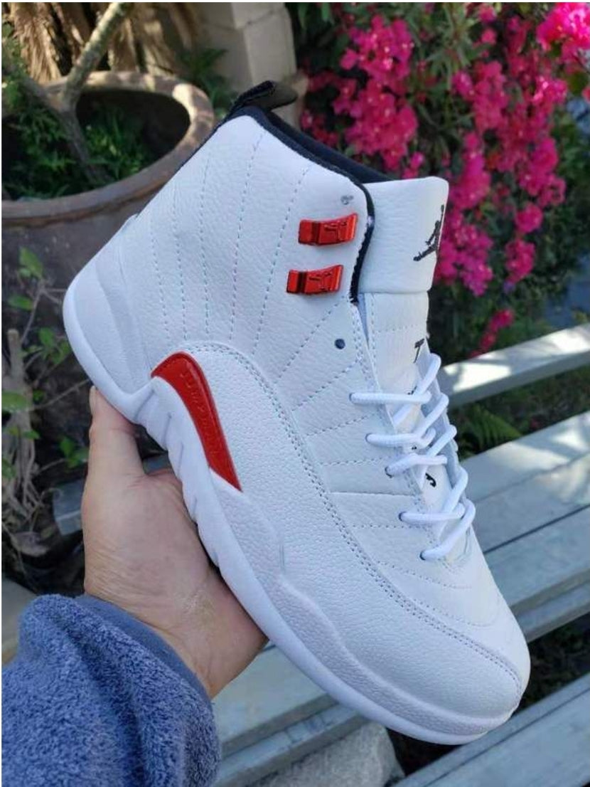 Les baskets Air Jordan 12 offrent un style iconique et une performance exceptionnelle.design distinctif.pas cher.moin Cher.
