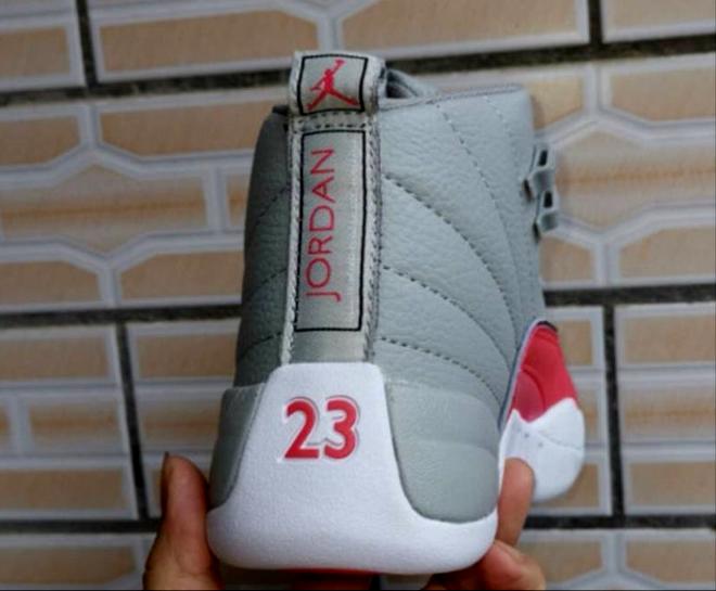 Les baskets Air Jordan 12 offrent un style iconique et une performance exceptionnelle.design distinctif.pas cher.moin Cher.