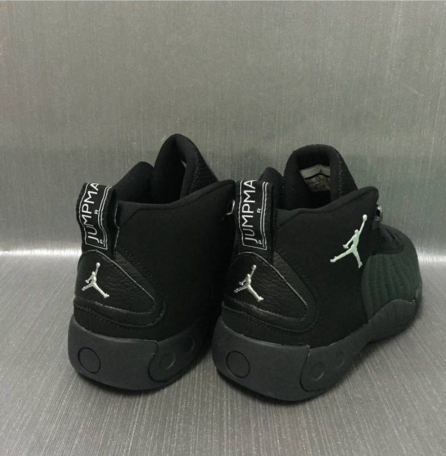Les baskets Air Jordan 12 offrent un style iconique et une performance exceptionnelle.design distinctif.pas cher.moin Cher.