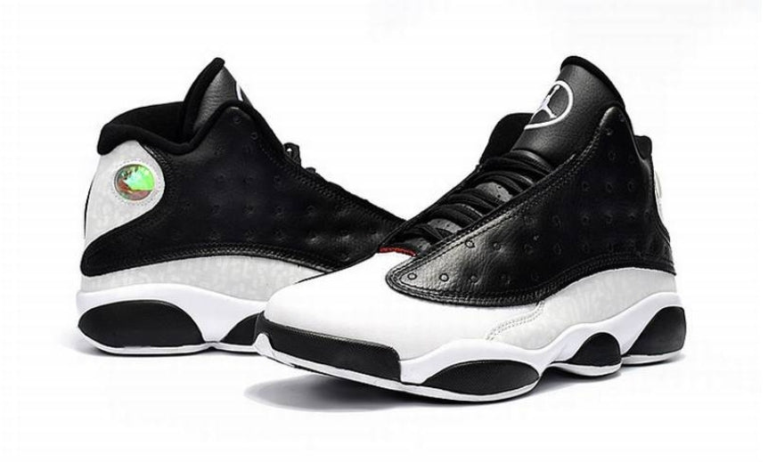 Les Air Jordan 13 "Love & Respect" (Black and White) Femme permettent de personnaliser votre style tout en bénéficiant d’un confort supérieur.