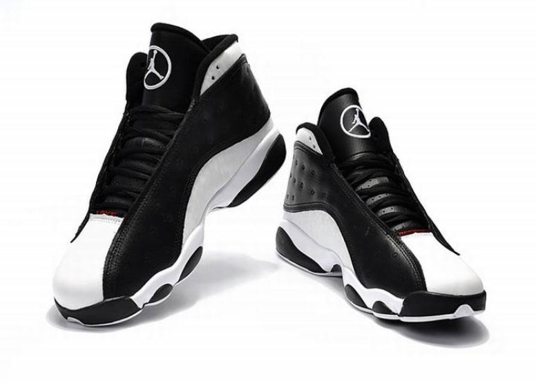 Les Air Jordan 13 "Love & Respect" (Black and White) Femme permettent de personnaliser votre style tout en bénéficiant d’un confort supérieur.