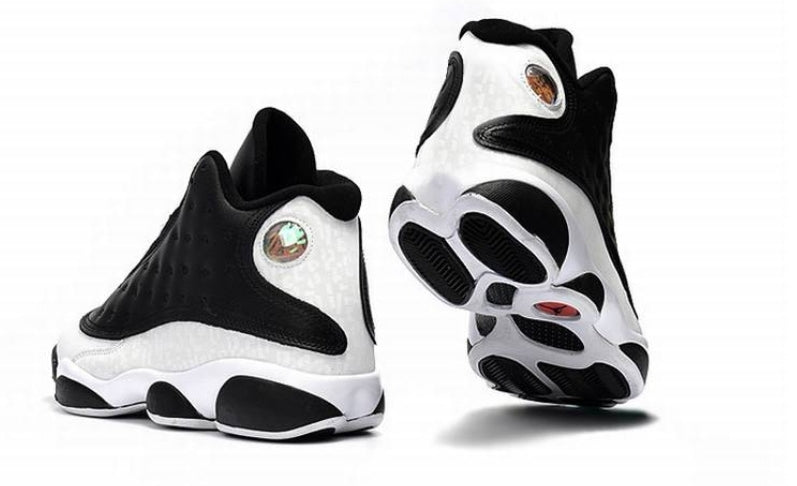 Les Air Jordan 13 "Love & Respect" (Black and White) Femme permettent de personnaliser votre style tout en bénéficiant d’un confort supérieur.