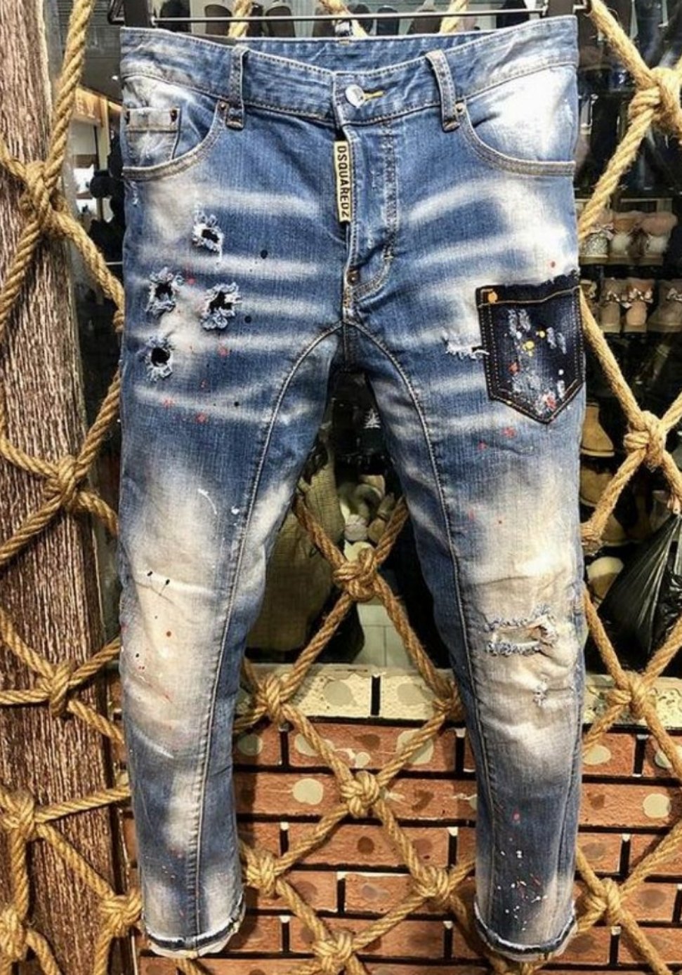 les jeans DSquared2 pour homme combinent performance et style avec une touche de robustesse urbaine. En effet, leur design distinctif.pas cher.le moins cher.