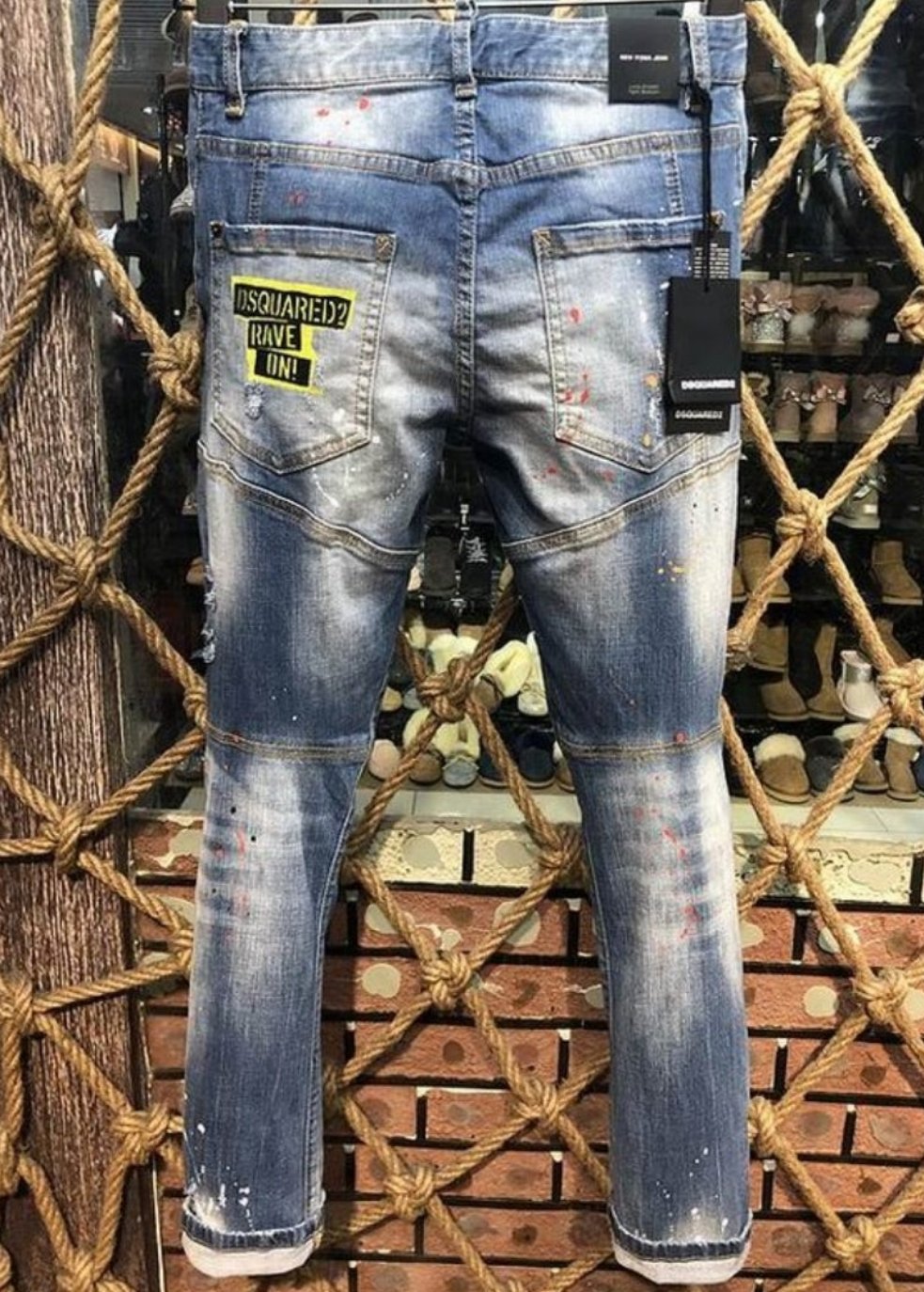 les jeans DSquared2 pour homme combinent performance et style avec une touche de robustesse urbaine. En effet, leur design distinctif.pas cher.le moins cher.