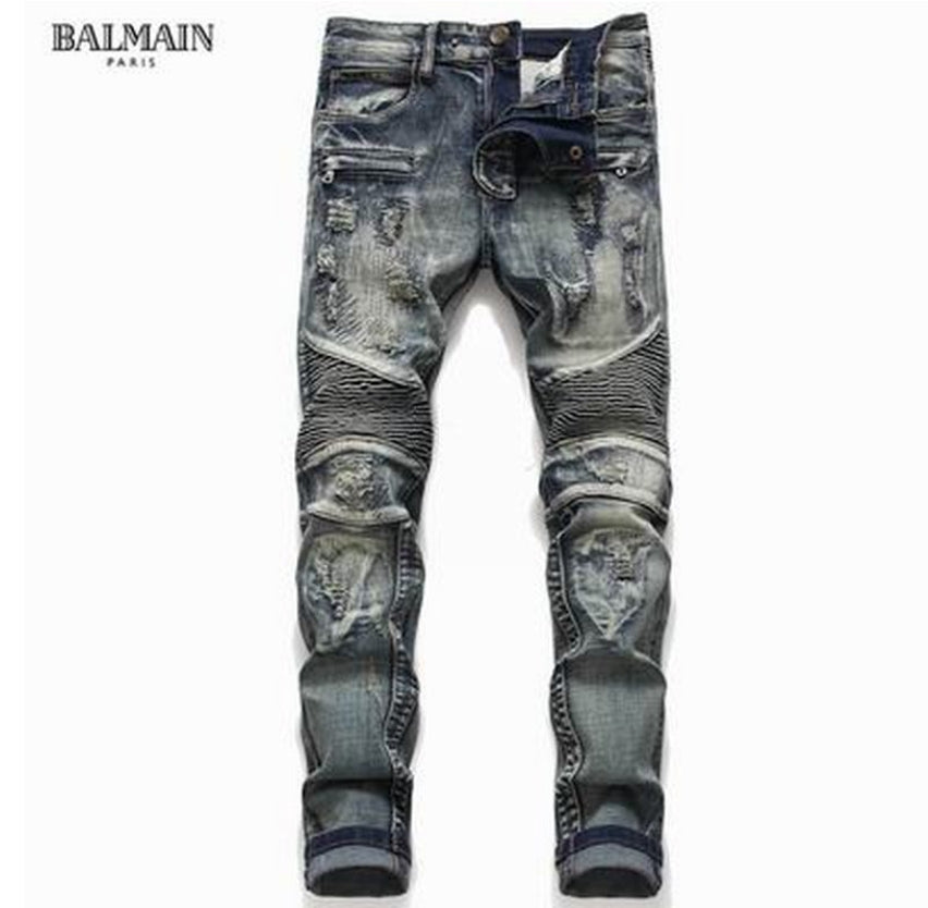 Les jeans Balmain pour homme allient sophistication et caractère, incarnant parfaitement l’ADN luxueux et avant-gardiste de la marque.