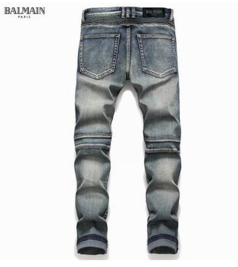 Les jeans Balmain pour homme allient sophistication et caractère, incarnant parfaitement l’ADN luxueux et avant-gardiste de la marque.