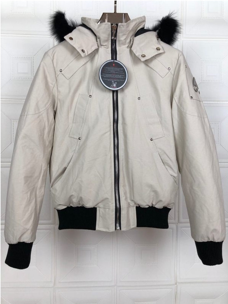 Les doudounes Moose Knuckles allient élégance et performance pour offrir une protection optimale contre le froid. Leur design sophistiqué.pas cher. Le moins cher.