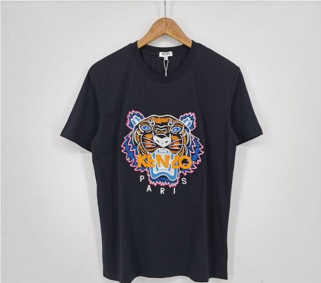 Le T-shirt Kenzo associe élégance contemporaine et polyvalence intemporelle.
Avec ses motifs audacieux et son design distinctif, il reflète l'esprit artistique et avant-gardiste de la marque.