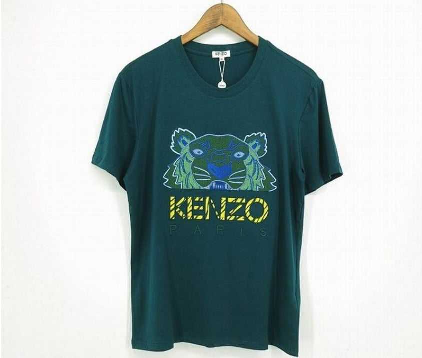 Le T-shirt Kenzo associe élégance contemporaine et polyvalence intemporelle.
Avec ses motifs audacieux et son design distinctif, il reflète l'esprit artistique et avant-gardiste de la marque.