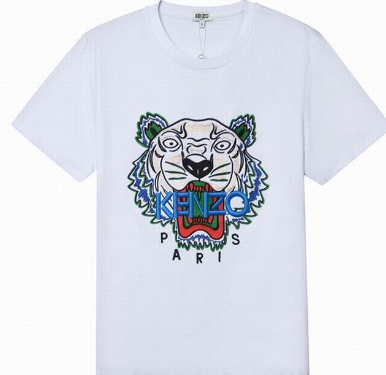 Le T-shirt Kenzo associe élégance contemporaine et polyvalence intemporelle.
Avec ses motifs audacieux et son design distinctif, il reflète l'esprit artistique et avant-gardiste de la marque.