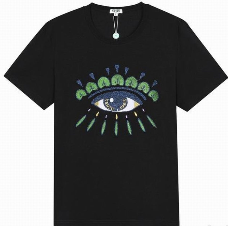 Le T-shirt Kenzo associe élégance contemporaine et polyvalence intemporelle.
Avec ses motifs audacieux et son design distinctif, il reflète l'esprit artistique et avant-gardiste de la marque.
