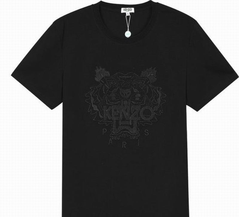 Le T-shirt Kenzo associe élégance contemporaine et polyvalence intemporelle.
Avec ses motifs audacieux et son design distinctif, il reflète l'esprit artistique et avant-gardiste de la marque.
