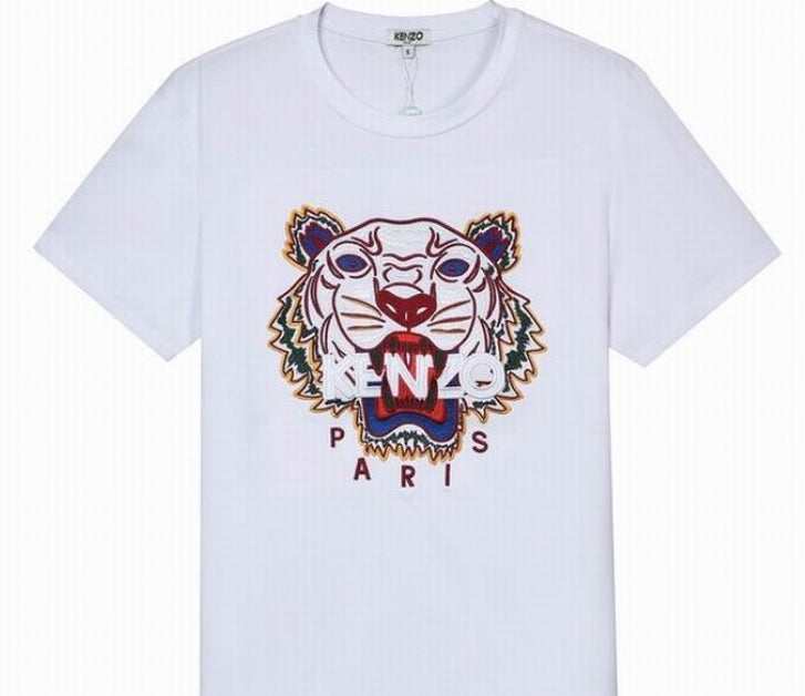 Le T-shirt Kenzo associe élégance contemporaine et polyvalence intemporelle.
Avec ses motifs audacieux et son design distinctif, il reflète l'esprit artistique et avant-gardiste de la marque.