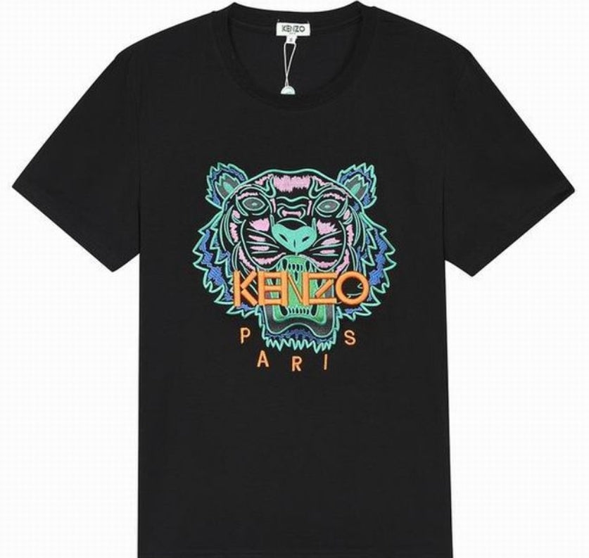 Le T-shirt Kenzo associe élégance contemporaine et polyvalence intemporelle.
Avec ses motifs audacieux et son design distinctif, il reflète l'esprit artistique et avant-gardiste de la marque.