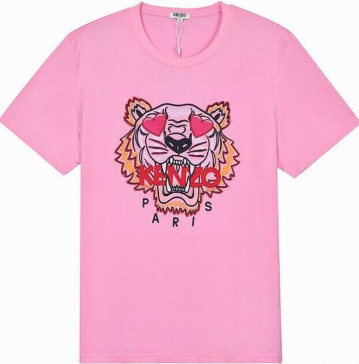 Le T-shirt Kenzo associe élégance contemporaine et polyvalence intemporelle.
Avec ses motifs audacieux et son design distinctif, il reflète l'esprit artistique et avant-gardiste de la marque.