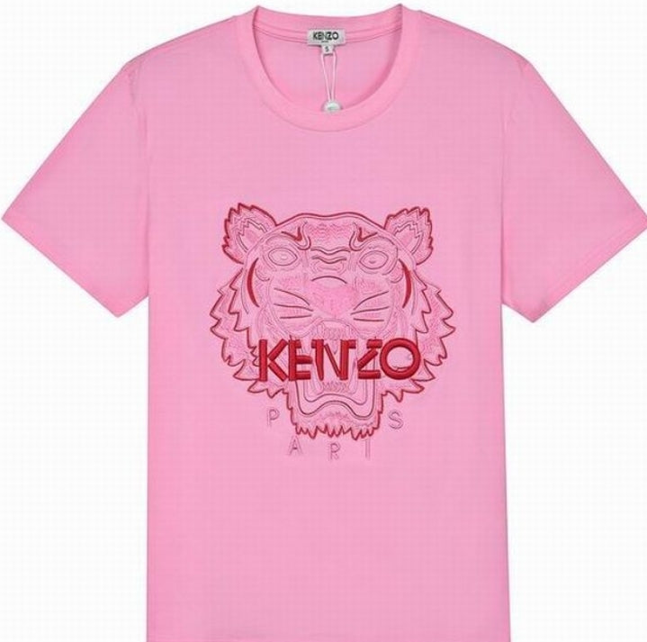 Le T-shirt Kenzo associe élégance contemporaine et polyvalence intemporelle.
Avec ses motifs audacieux et son design distinctif, il reflète l'esprit artistique et avant-gardiste de la marque.