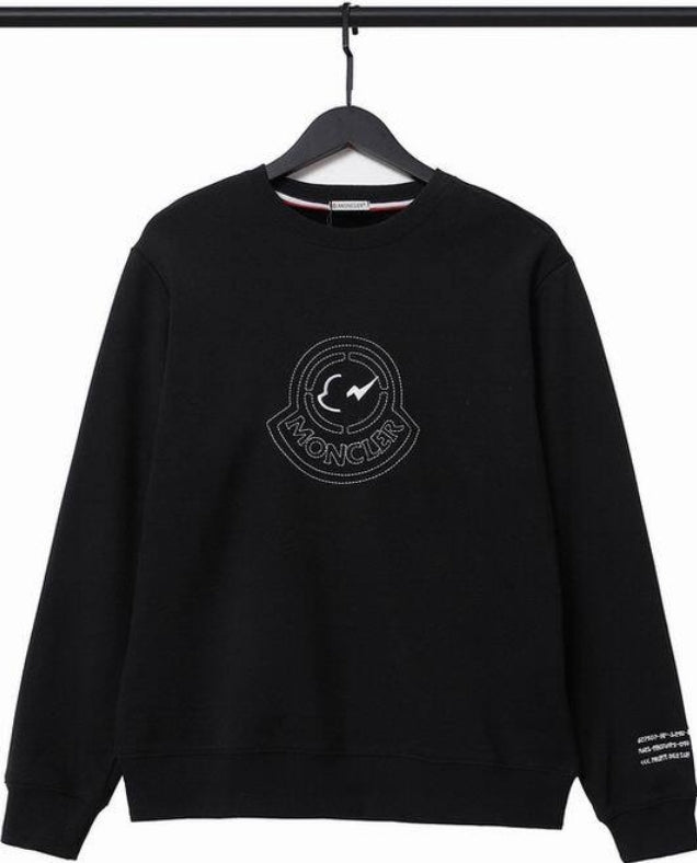 Le sweat Moncler combine élégance et confort. Son design raffiné et ses matériaux haut de gamme en font un choix incontournable pour les amateurs de mode.