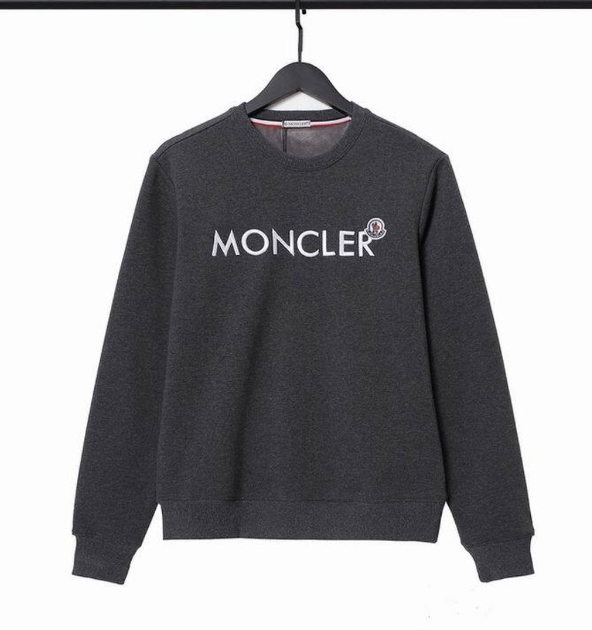 Le sweat Moncler combine élégance et confort. Son design raffiné et ses matériaux haut de gamme en font un choix incontournable pour les amateurs de mode.