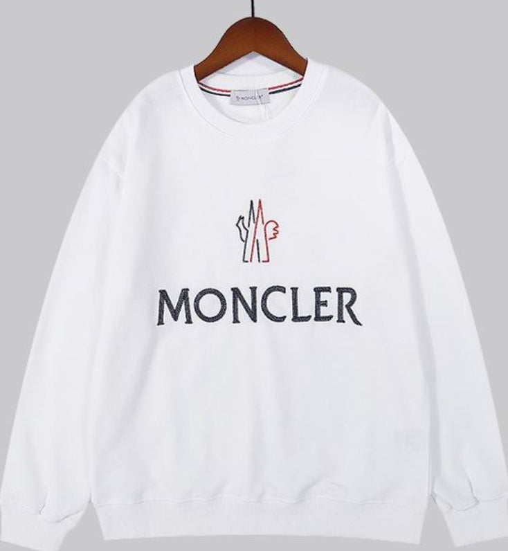 Le sweat Moncler combine élégance et confort. Son design raffiné et ses matériaux haut de gamme en font un choix incontournable pour les amateurs de mode.