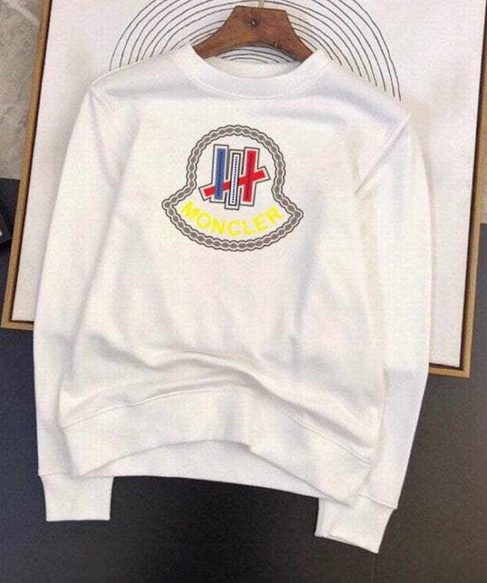 Le sweat Moncler combine élégance et confort. Son design raffiné et ses matériaux haut de gamme en font un choix incontournable pour les amateurs de mode.