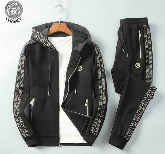 Les ensembles survêtement Versace pour homme allient performance et style avec audace. Leur design luxueux et leur finition impeccable en font un choix privilégié pour ceux qui recherchent l'élégance dans leur tenue sportive.