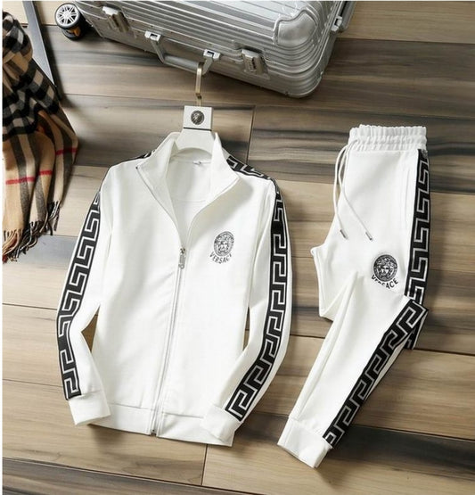 Les ensembles survêtement Versace pour homme allient performance et style avec audace. Leur design luxueux et leur finition impeccable en font un choix privilégié pour ceux qui recherchent l'élégance dans leur tenue sportive.