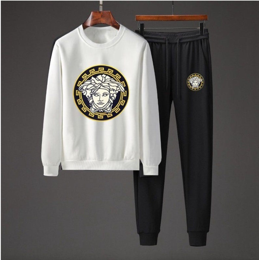 Les ensembles survêtement Versace pour homme allient performance et style avec audace. Leur design luxueux et leur finition impeccable en font un choix privilégié pour ceux qui recherchent l'élégance dans leur tenue sportive.