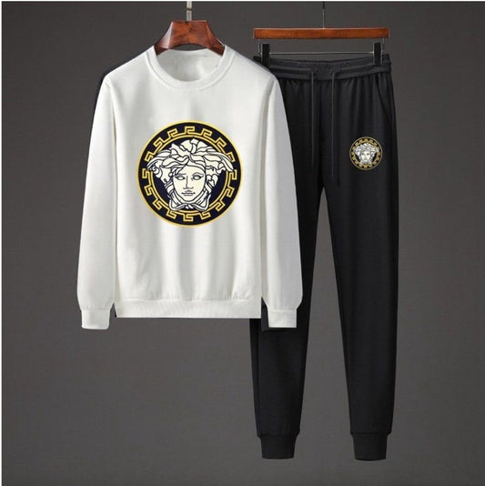 Les ensembles survêtement Versace pour homme allient performance et style avec audace. Leur design luxueux et leur finition impeccable en font un choix privilégié pour ceux qui recherchent l'élégance dans leur tenue sportive.