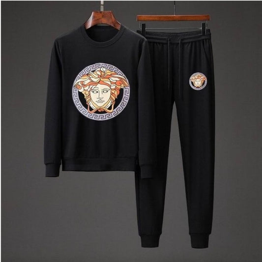 Les ensembles survêtement Versace pour homme allient performance et style avec audace. Leur design luxueux et leur finition impeccable en font un choix privilégié pour ceux qui recherchent l'élégance dans leur tenue sportive.