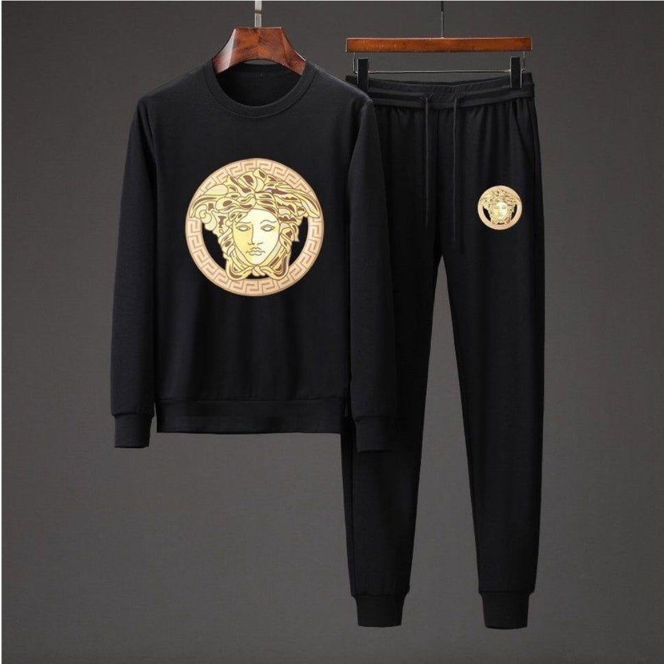 Les ensembles survêtement Versace pour homme allient performance et style avec audace. Leur design luxueux et leur finition impeccable en font un choix privilégié pour ceux qui recherchent l'élégance dans leur tenue sportive.