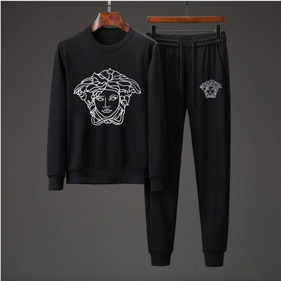 Les ensembles survêtement Versace pour homme allient performance et style avec audace. Leur design luxueux et leur finition impeccable en font un choix privilégié pour ceux qui recherchent l'élégance dans leur tenue sportive.