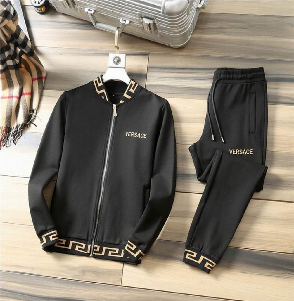 Les ensembles survêtement Versace pour homme allient performance et style avec audace. Leur design luxueux et leur finition impeccable en font un choix privilégié pour ceux qui recherchent l'élégance dans leur tenue sportive.