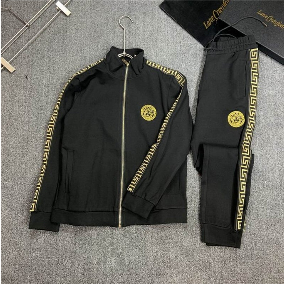 Les ensembles survêtement Versace pour homme allient performance et style avec audace. Leur design luxueux et leur finition impeccable en font un choix privilégié pour ceux qui recherchent l'élégance dans leur tenue sportive.
