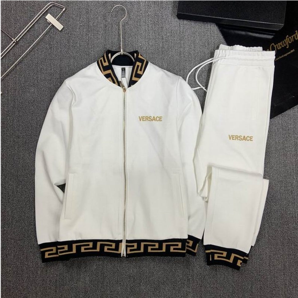 Les ensembles survêtement Versace pour homme allient performance et style avec audace. Leur design luxueux et leur finition impeccable en font un choix privilégié pour ceux qui recherchent l'élégance dans leur tenue sportive.