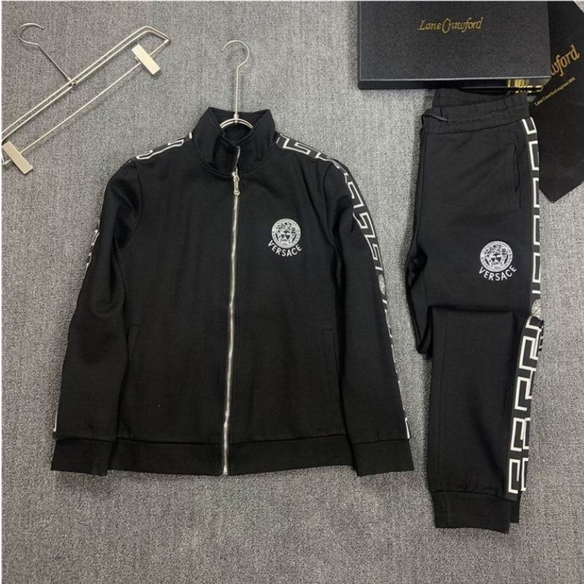 Les ensembles survêtement Versace pour homme allient performance et style avec audace. Leur design luxueux et leur finition impeccable en font un choix privilégié pour ceux qui recherchent l'élégance dans leur tenue sportive.