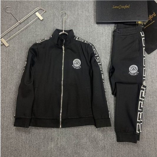 Les ensembles survêtement Versace pour homme allient performance et style avec audace. Leur design luxueux et leur finition impeccable en font un choix privilégié pour ceux qui recherchent l'élégance dans leur tenue sportive.