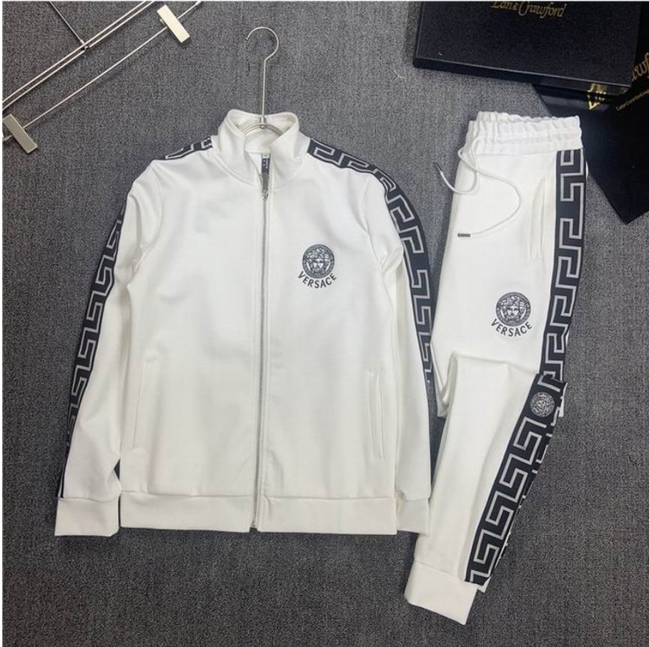 Les ensembles survêtement Versace pour homme allient performance et style avec audace. Leur design luxueux et leur finition impeccable en font un choix privilégié pour ceux qui recherchent l'élégance dans leur tenue sportive.