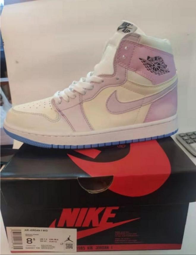 Les baskets Air Jordan 1 offrent un style iconique et une performance légendaire.
 leur design emblématique .pas cher. Le moins cher.
