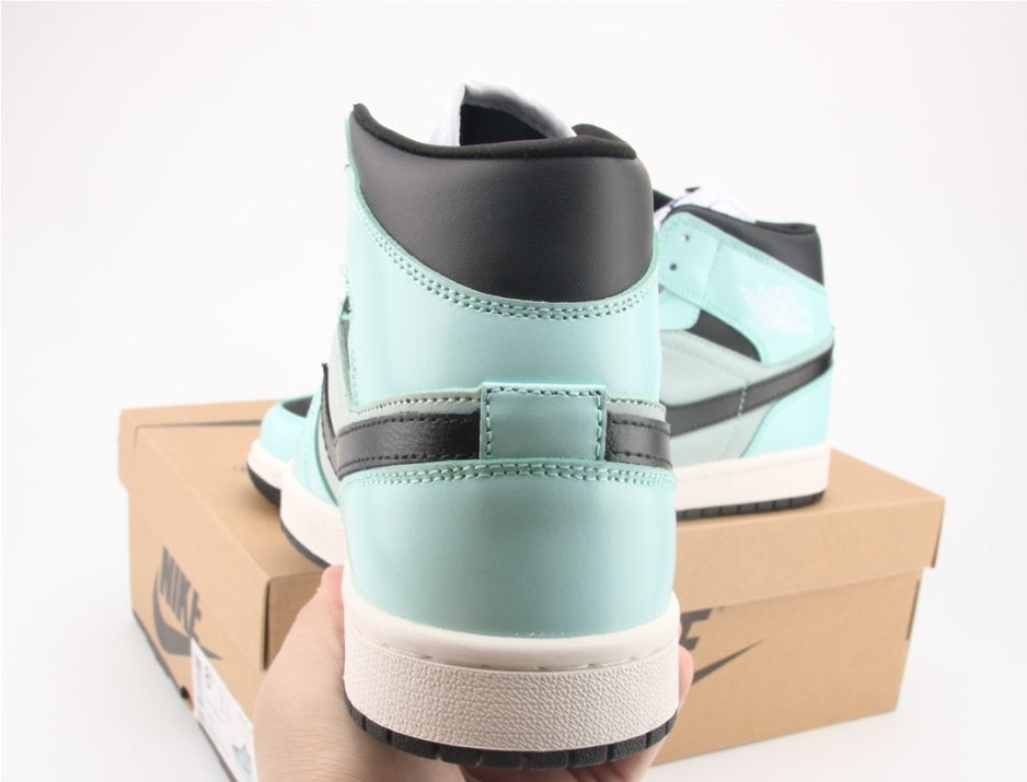 Les baskets Air Jordan 1 offrent un style iconique et une performance légendaire.
 leur design emblématique .pas cher. Le moins cher.