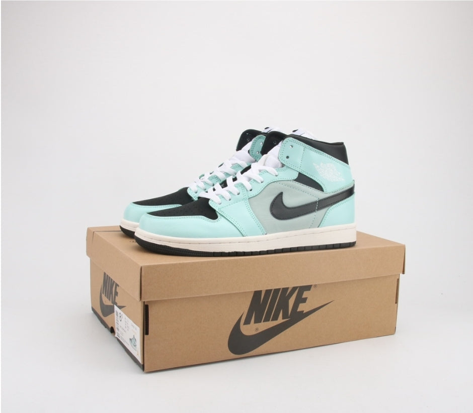 Les baskets Air Jordan 1 offrent un style iconique et une performance légendaire.
 leur design emblématique .pas cher. Le moins cher.