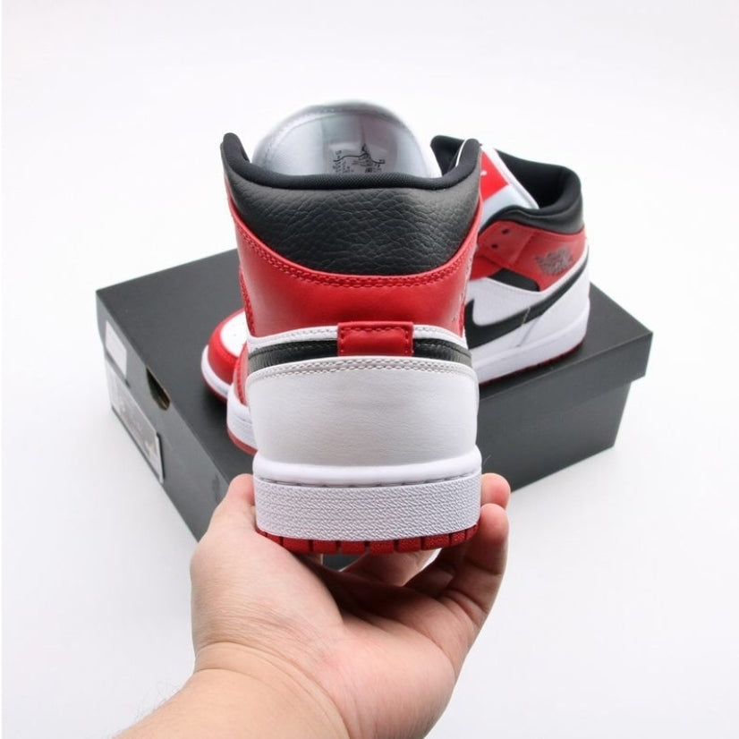 Les baskets Air Jordan 1 offrent un style iconique et une performance légendaire.
leur design emblématique .pas cher. Le moins cher.
