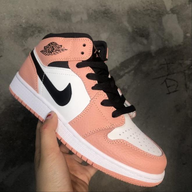 Les baskets Air Jordan 1 offrent un style iconique et une performance légendaire.
 leur design emblématique .pas cher. Le moins cher.