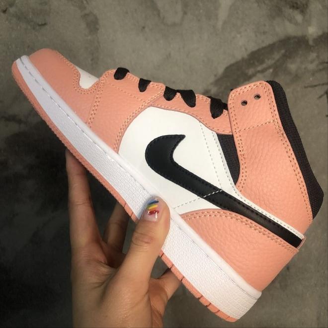 Les baskets Air Jordan 1 offrent un style iconique et une performance légendaire.
 leur design emblématique .pas cher. Le moins cher.