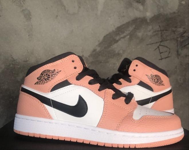 Les baskets Air Jordan 1 offrent un style iconique et une performance légendaire.
 leur design emblématique .pas cher. Le moins cher.