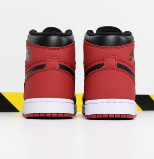 Les baskets Air Jordan 1 offrent un style iconique et une performance légendaire.
leur design emblématique .pas cher. Le moins cher.