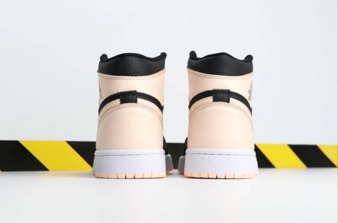 Les baskets Air Jordan 1 offrent un style iconique et une performance légendaire.
 leur design emblématique .pas cher. Le moins cher.