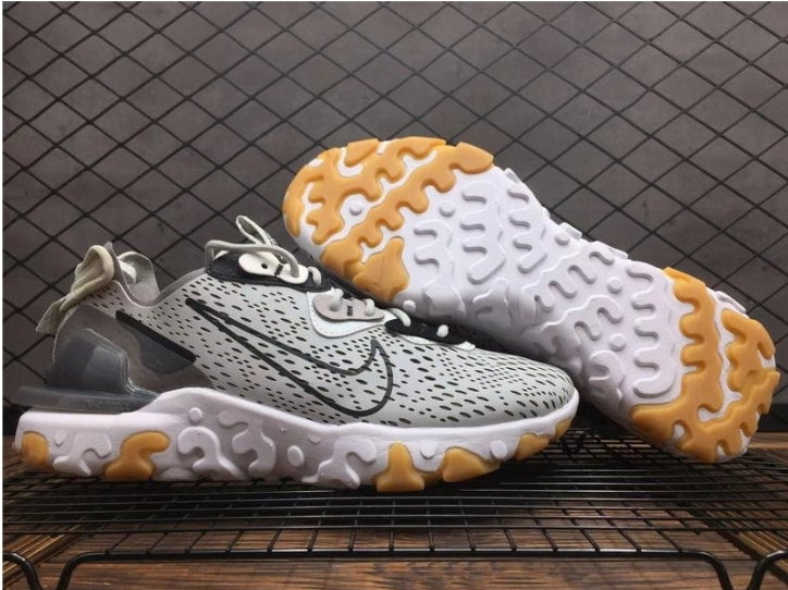 Les baskets Nike React offrent une combinaison exceptionnelle de style moderne et d'innovation technologique. Leur design élégant et les lignes épurées en font un choix incontournable.pas cher.le moins cher.