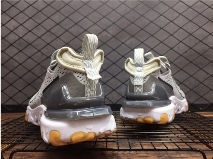 Les baskets Nike React offrent une combinaison exceptionnelle de style moderne et d'innovation technologique. Leur design élégant et les lignes épurées en font un choix incontournable.pas cher.le moins cher.