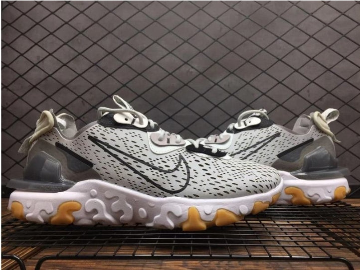 Les baskets Nike React offrent une combinaison exceptionnelle de style moderne et d'innovation technologique. Leur design élégant et les lignes épurées en font un choix incontournable.pas cher.le moins cher.