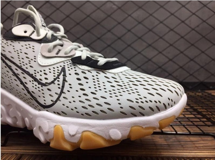 Les baskets Nike React offrent une combinaison exceptionnelle de style moderne et d'innovation technologique. Leur design élégant et les lignes épurées en font un choix incontournable.pas cher.le moins cher.